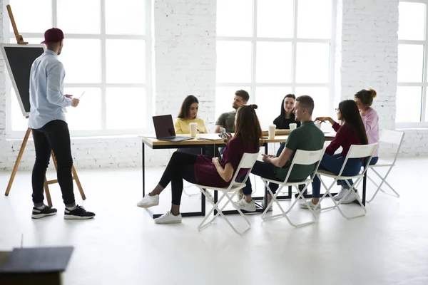 Retrato Larga Duración Las Personas Mesa Oficina Hombre Haciendo Presentación — Foto de Stock