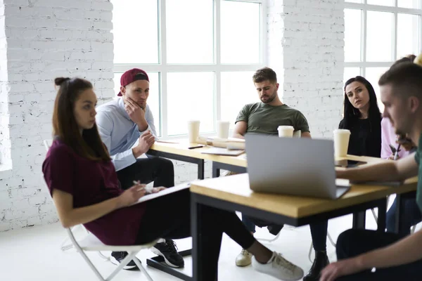 Groep Jongeren Zitten Aan Tafel Met Kopjes Koffie Laptop Werken — Stockfoto