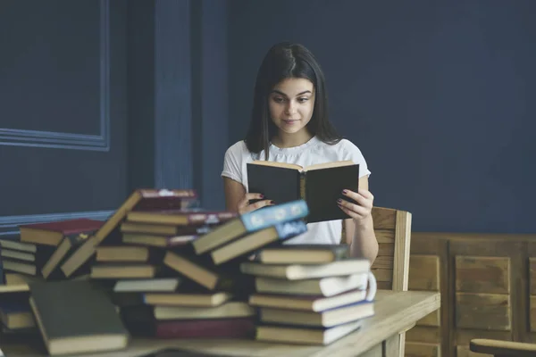 Asombrosa Chica Hipster Hermosa Lectura Enciclopedia Ciencia Preparación Para Seminario — Foto de Stock