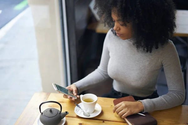 Allvarlig Vackra Kreativa Affärskvinna Med Lockigt Hår Kontroll Anmälan Smartphone — Stockfoto