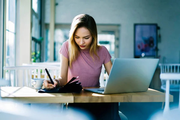 Koncentrované Ženský Student Pracující Projektu Café Interiéru Procházení Informací Internetu — Stock fotografie