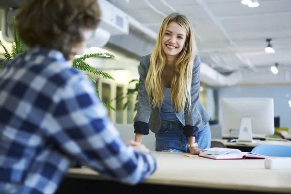 Веселая Талантливая Женщина Преподаватель Улыбается Время Нового Объяснения Учебного Материала — стоковое фото