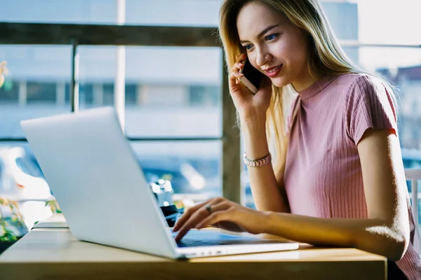 Encantadora Chica Hipster Rubia Compras Tienda Web Que Confirma Contacto — Foto de Stock