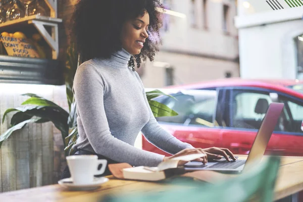 Freelancer Afro Americano Encantador Bom Humor Escrevendo Mail Para Cliente — Fotografia de Stock