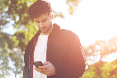 Sakallı durulması erkek öğrenci dikkatlice okuduktan 4 g için süre bağlı cep telefonu internet sitesinde ilginç haberler şık giyim giymiş. Kentsel ayarı yeniden genç hipster adam