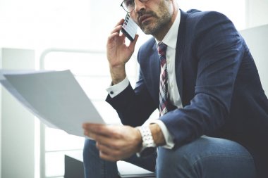 Boş sayfalar, kendine güvenen sahibi, iş danışmanlığı telefon bağlantısı üzerinden sahip corporation tutan telefon görüşmesinde görürken rezervasyon teyit yakışıklı erkek girişimci kırpılmış görüntü