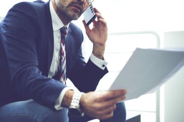 Boş sayfalar, kendine güvenen sahibi, iş danışmanlığı telefon bağlantısı üzerinden sahip corporation tutan telefon görüşmesinde görürken rezervasyon teyit yakışıklı erkek girişimci kırpılmış görüntü