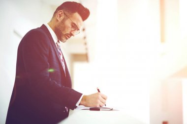 Ayrıntılar, gurur CEO'su resmi kıyafeti rapor kontrol ederken iş planı notlar yazma okuma sözleşme imzalama şirketler ticaret emin müreffeh icra müdürü konsantre