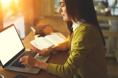 Dizüstü bilgisayar ekranı kafe, konsantre işkadını uzak iş para hareket online web sitesinde yapma işi sahte ile yayın metin yazarak çekici esmer girişimci