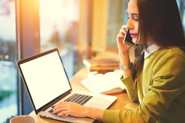 Çekici işkadını meslektaşım, dalgın kadın sahibi online yapma ile cep telefonuna konuşurken sahte ekranı ile dizüstü bilgisayar kullanan yayınları okumak için Web sitesi tarama bankacılık 