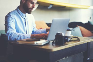 Kırpılmış görüntü onun modern dizüstü kablosuz internet'e bağlanan çalışma programer konsantre oldum. Son moda erkek öğrenci dinlenme sırasında bilgisayar aygıt üzerinde fotoğraf düzenleme için uygulamaları yükleme
