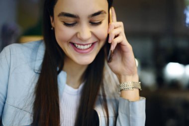 Arkadaşına modern telefon aracılığıyla arama esmer saçlı neşeli güzel kadın resim kırpılmış. Pozitif genç kadın cep telefona ücretsiz yüksek hızlı internet bağlantısı ile söz görünümünü kapat