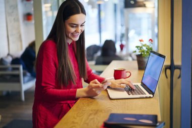 Kadın girişimci iş smartphone cep telefonu ile kontrol e-posta kutusu hakkında Başlarken mesaj memnun gülümsüyor. Pozitif Tasarımcısı multimedya ağ mobil wifi bağlantısı üzerinden dosya yükleme
