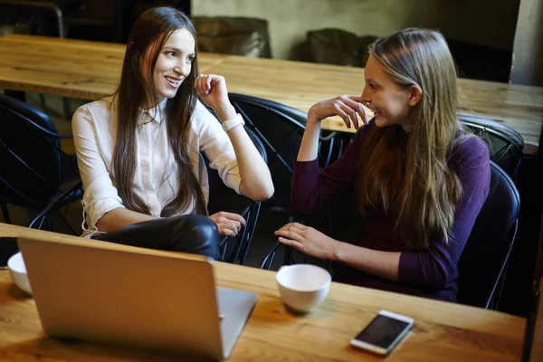 Hermosas Mujeres Jóvenes Que Tienen Una Conversación Amistosa Sentado Ordenador — Foto de Stock