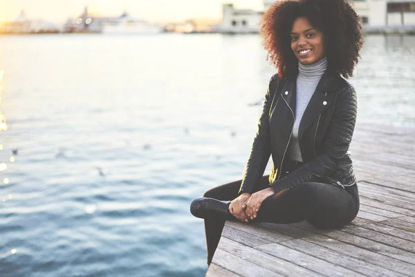 Μισού Μήκους Πορτραίτο Του Happy Afro Αμερικανός Hipster Κορίτσι Βλέπει — Φωτογραφία Αρχείου