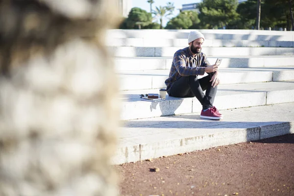 Barbu Hipster Gars Habillé Tenue Décontractée Assis Sur Arrière Plan — Photo