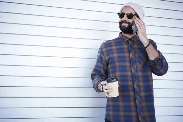 Sorrindo Homem Bonito Moda Óculos Sol Contato Operador Serviço Verificação — Fotografia de Stock