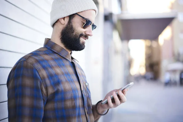 스마트폰 인터넷 Hipster 선글라스 메시지 사람을 도시의 거리에 탐색에 프로그램을 — 스톡 사진