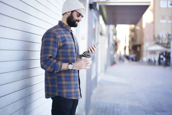 연결을 메시징가 잘생긴 Hipster 야외에서 커피와 산책을 날씨에 만족을 느끼고 — 스톡 사진