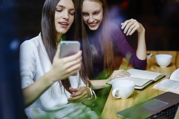 Positive Teenagers Making Selfie Photos Modern Smartphone Exam Preparation Coworking — Stock Photo, Image