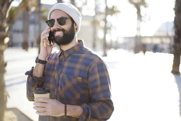 Smiling Bearded Tourist Hat Sunglasses Strolling City Tour Communicating Friends — Stock Photo, Image