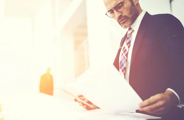 Nachdenklich Gut Aussehender Gereifter Männlicher Besitzer Eines Unternehmens Der Finanzdokumente — Stockfoto