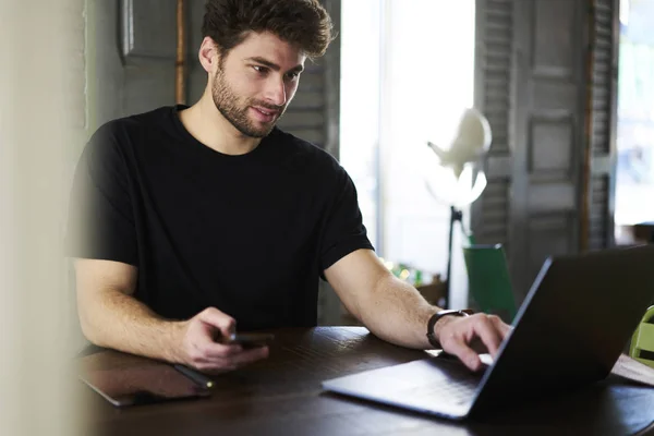 Sorrindo Copywriter Barbudo Procurando Informações Sites Internet Enquanto Segurando Telefone — Fotografia de Stock