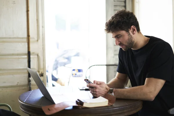 Junger Bärtiger Mann Chattet Auf Modernem Mobiltelefon Über Kostenlose Internetverbindung — Stockfoto