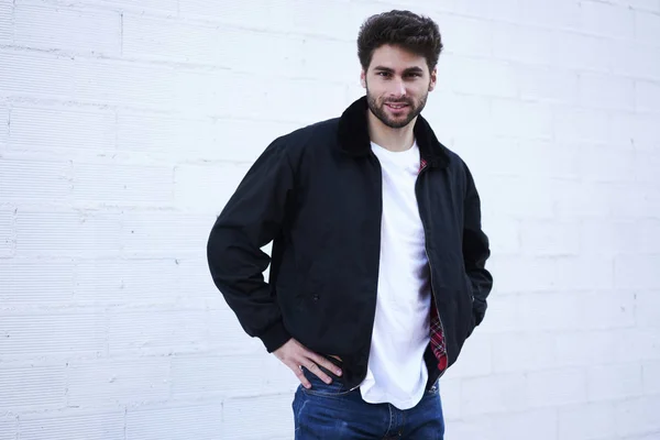 Retrato Mitad Longitud Buen Aspecto Joven Elegante Sonriendo Cámara Mientras — Foto de Stock