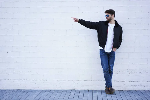 Confident Bearded Male Dressed Fashionable Outfit Posing Camera While Pointing — Stock Photo, Image