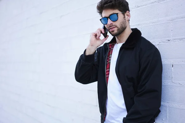 Joven Estudiante Barbudo Con Estilo Gafas Sol Frescas Que Comunican — Foto de Stock