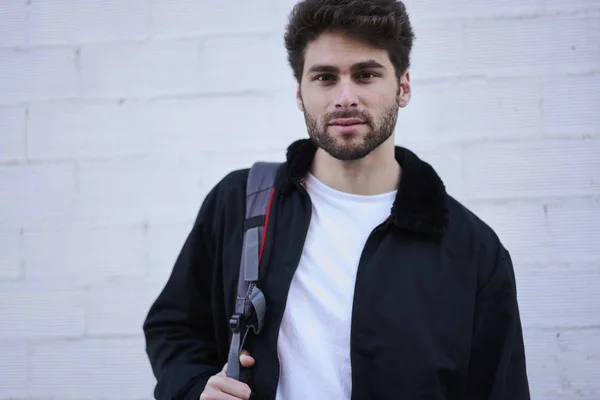 Retrato Barbudo Joven Turista Masculino Vestido Con Ropa Elegante Mirando — Foto de Stock