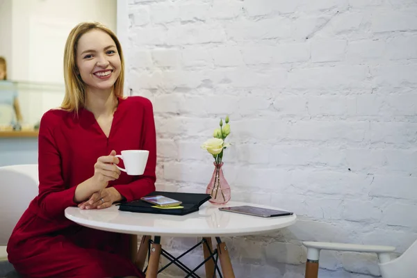 Retrato Mujer Rubia Alegre Gerente Sosteniendo Taza Café Mirando Cámara —  Fotos de Stock