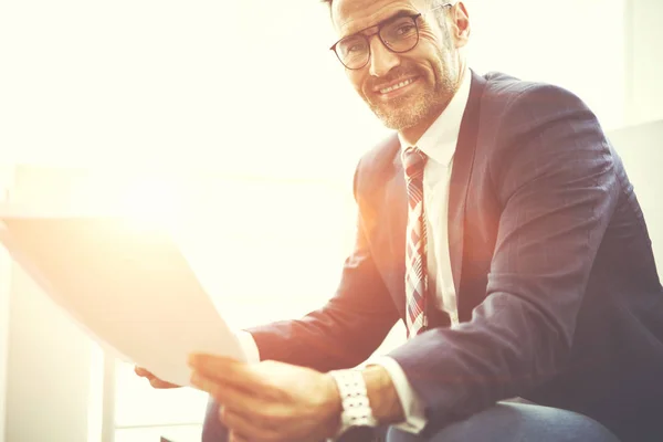 Retrato Empresario Masculino Alegre Gafas Moda Satisfecho Con Estrategia Exitosa — Foto de Stock