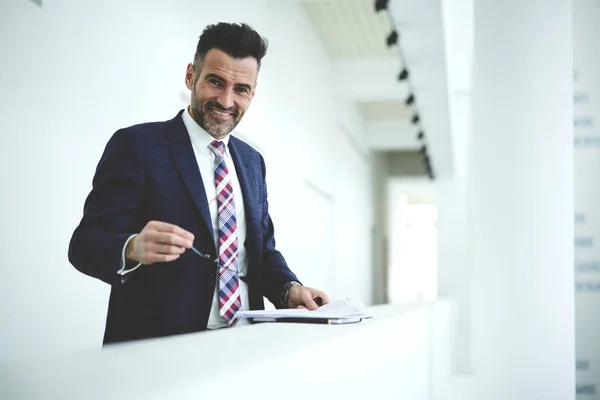 Retrato Metade Comprimento Empresário Maduro Alegre Sobre Fundo Promocional Branco — Fotografia de Stock