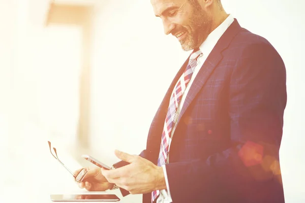 Alegre Madura Hombre Ejecutivo Marcando Casilla Correo Electrónico Teléfono Inteligente — Foto de Stock