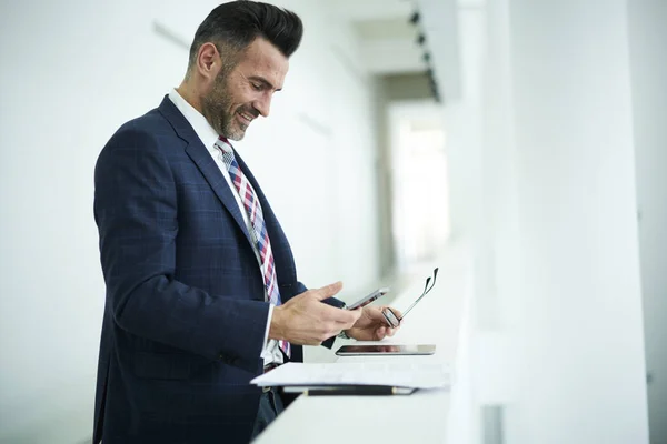 Vrolijke Volwassen Mannelijke Uitvoerende Controle Mail Box Smartphone Ontvangen Feedback — Stockfoto