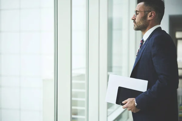 Seitenansicht Eines Selbstbewussten Männlichen Unternehmers Brille Trendigen Outfit Mit Blick — Stockfoto