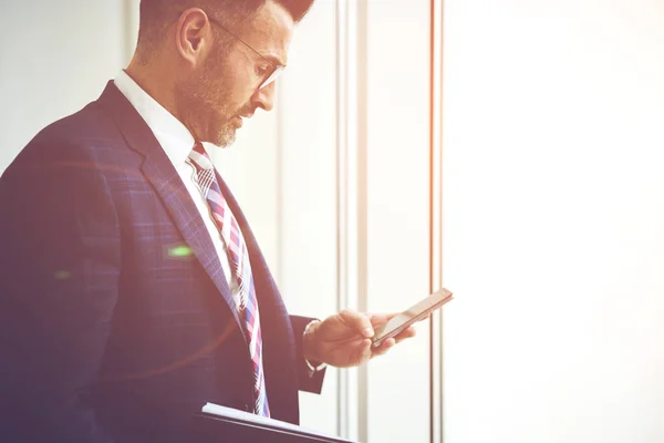 Zijaanzicht Van Knappe Volwassen Mannelijke Ondernemer Brillen Lezen Van Financieel — Stockfoto