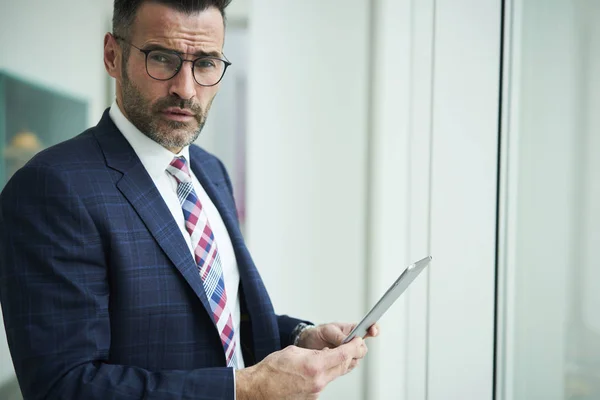 Retrato Empresario Varón Confiado Usando Tableta Digital Para Navegar Información — Foto de Stock