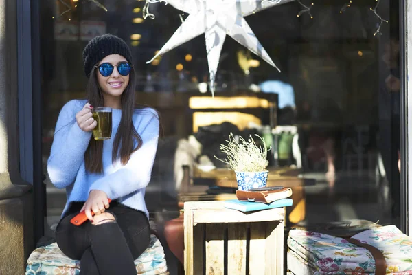 Стильная Молодая Женщина Модных Солнцезащитных Очках Модной Шляпе Сидит Уютном — стоковое фото