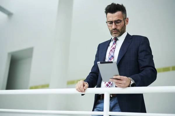 Experto Marketing Medios Comunicación Concentrado Guapo Que Reflexiona Sobre Creación — Foto de Stock