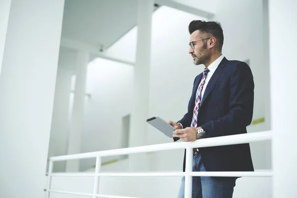 Nachdenkliche Trendy Gekleidete Männliche Unternehmer Mit Digitalem Tablet Und Wifi — Stockfoto