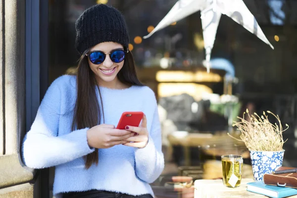 Stylish Smiling Young Woman Cool Sunglasses Chatting Friends Mobile Phone — Stock Photo, Image
