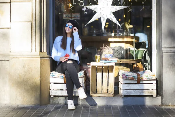 Dreamy Smiling Female Traveller Stylish Wear Trendy Sunglasses Sitting Cafe — Stock Photo, Image