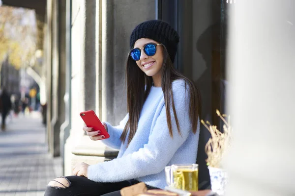 Blogueiro Alegre Óculos Moda Olhando Para Longe Enquanto Sentado Livre — Fotografia de Stock