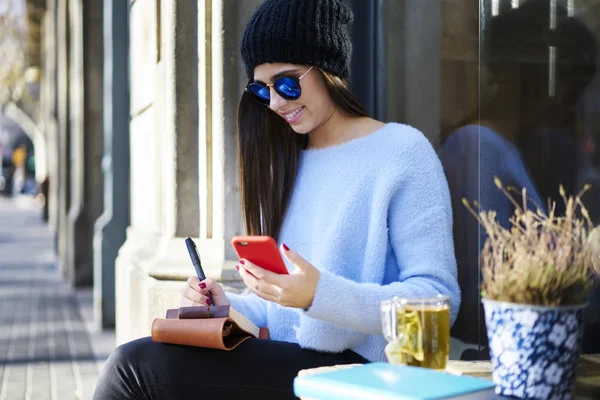 Stijlvolle Jongedame Trendy Brillen Casual Outfit Het Neerschrijven Van Belangrijke — Stockfoto