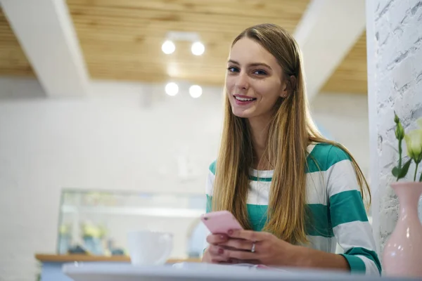 Retrato Una Encantadora Joven Sentada Cafetería Sobre Fondo Promocional Borroso — Foto de Stock