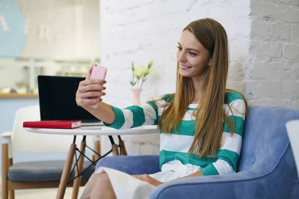 Bájos Fiatal Lány Pózol Kamera Miközben Kávészünet Modern Kávézó Belső — Stock Fotó