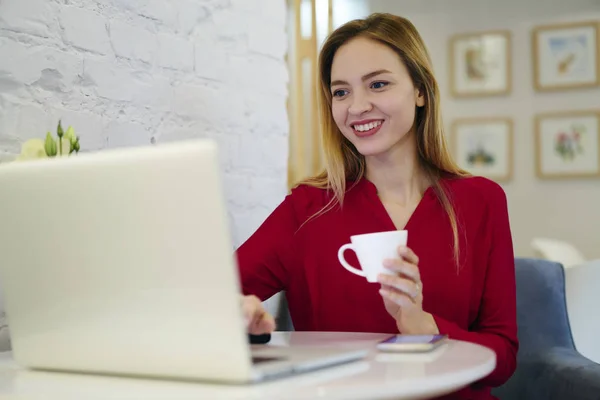 Alegre Mujer Negocios Rubia Viendo Vídeo Utilizando Pausa Café Interior — Foto de Stock